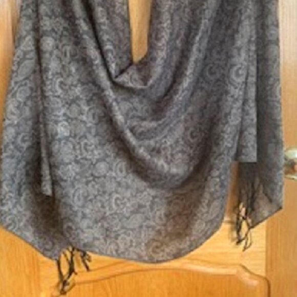 Unisex Shawl Scarf in Thin Wool in Paisley & Floral Motifs 70"x30" - Picture 2 of 8